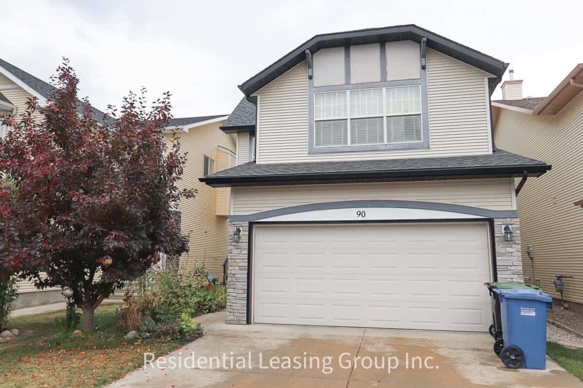 Beautiful 4 Bedroom, 2.5 Bath House in Cougar Ridge(SW)