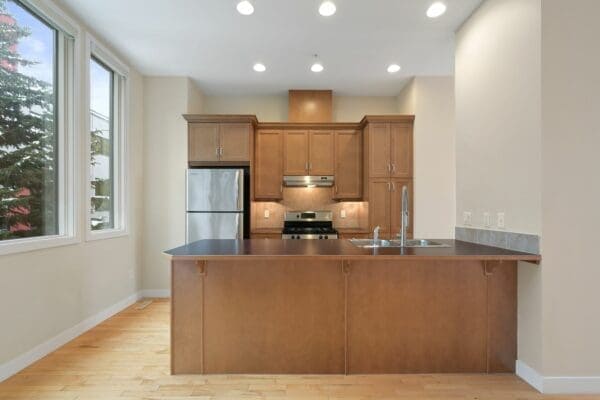 2 Bed, 3 Bath Townhouse | Lower Mount Royal Calgary (RP267)