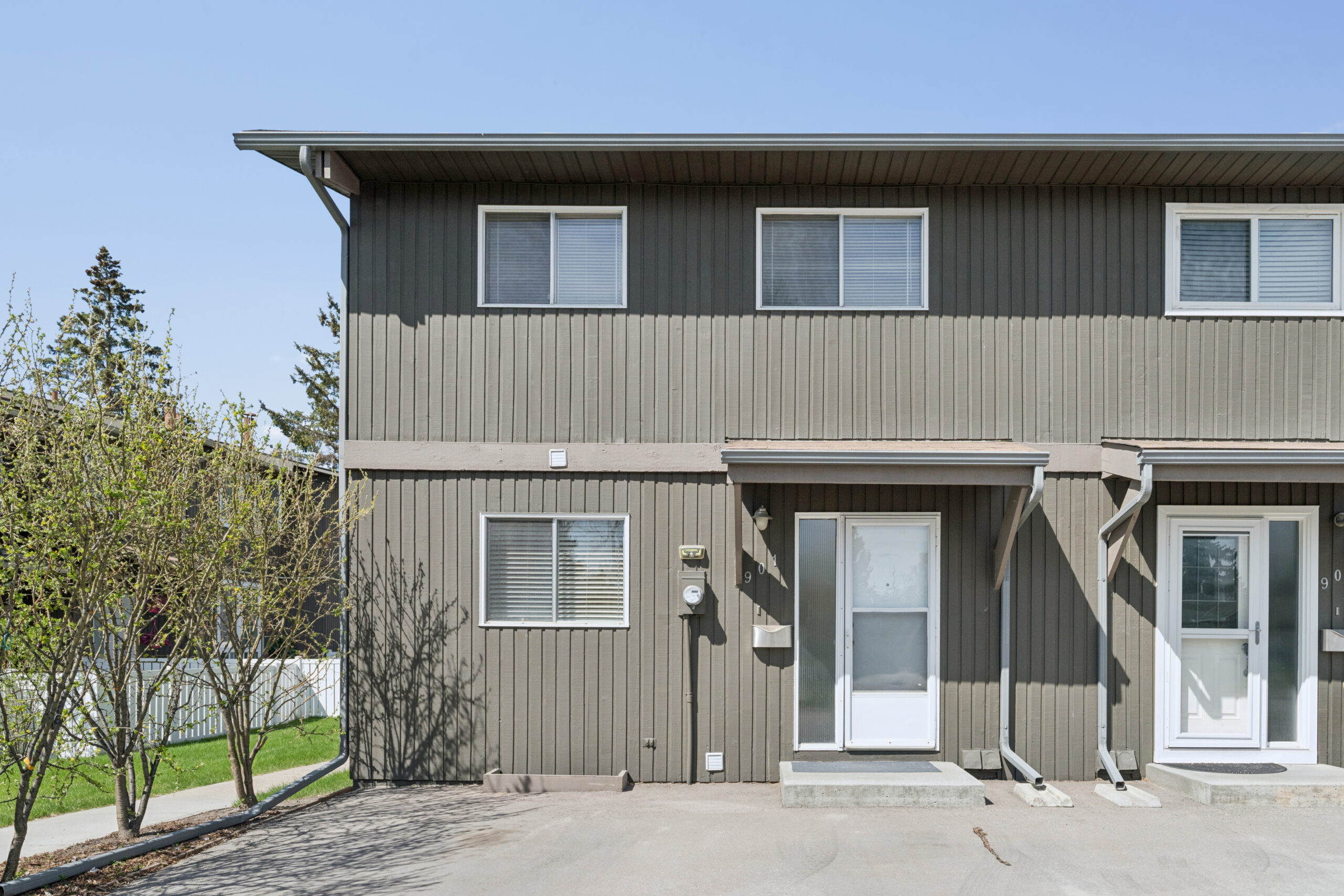3-Bed SW Calgary Townhouse for Rent | Westgate – Kincaid Castle (RP495)