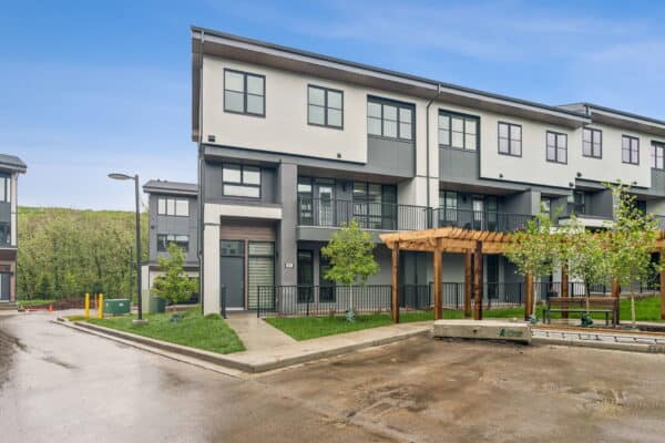 Bright 3-Bedroom Townhome in Trinity Hills SW Calgary (RP445)